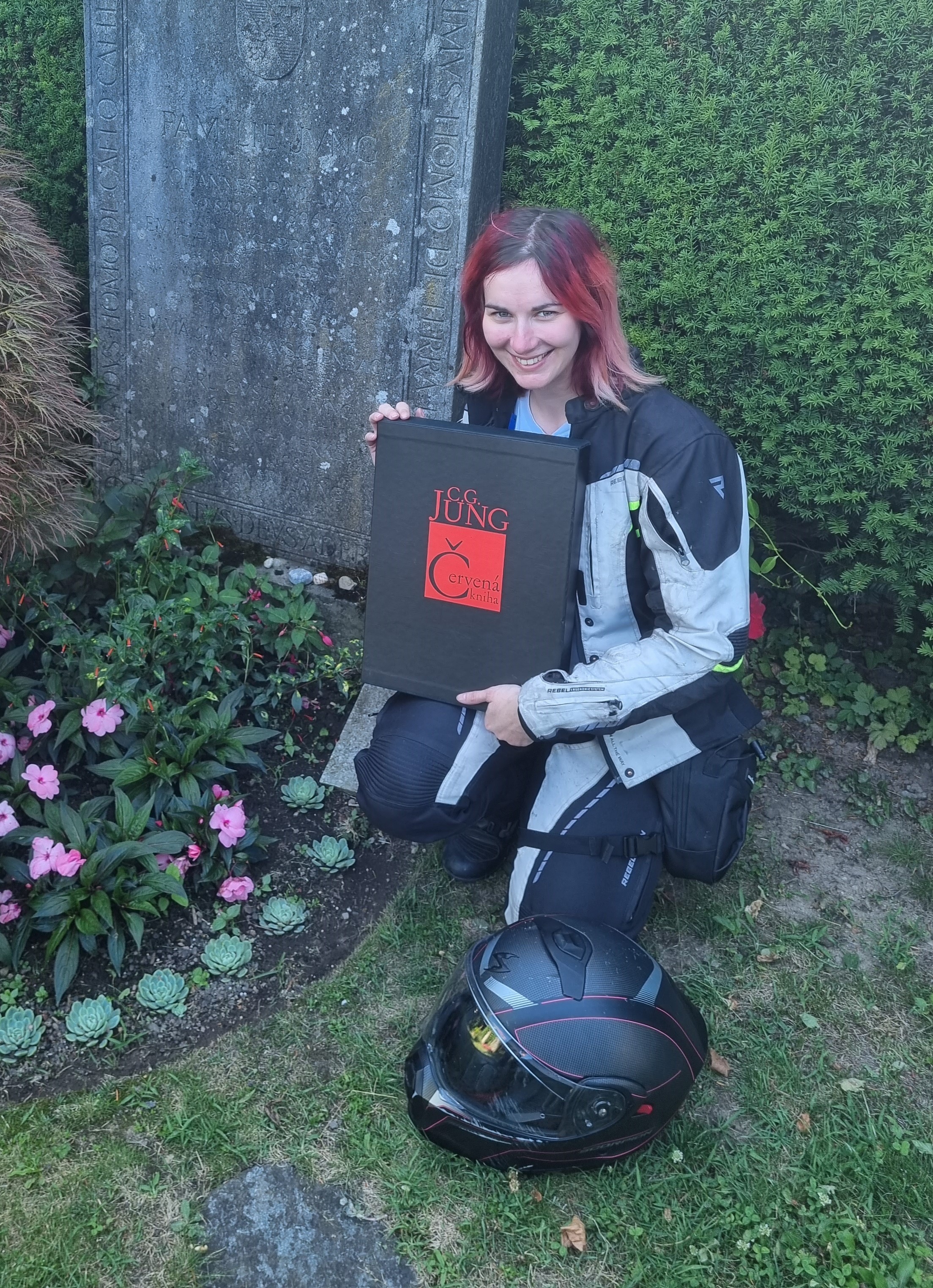 Kristýna Živná na cestě po Švýcarsku u hrobu C. G. Junga